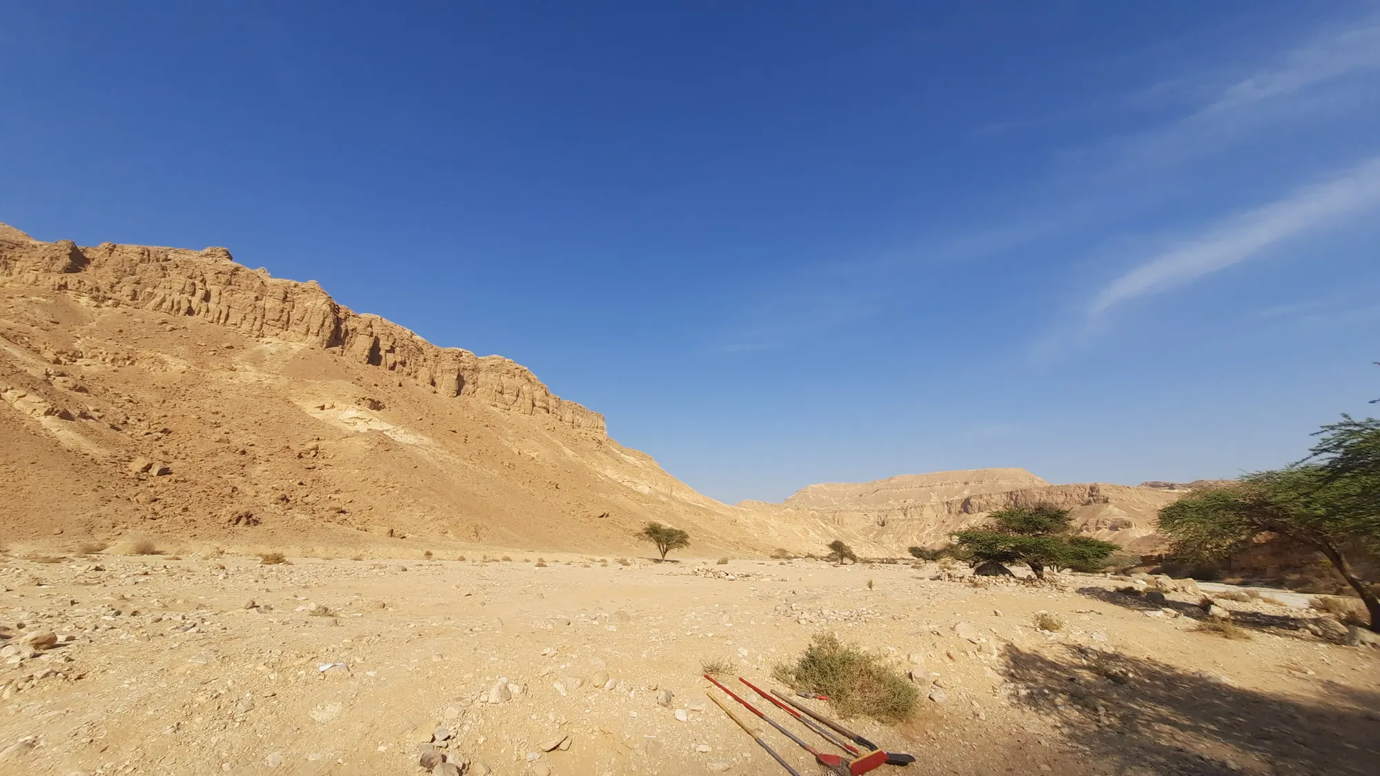 ואדי רחב במדבר, הרים ושמיים כחולים
